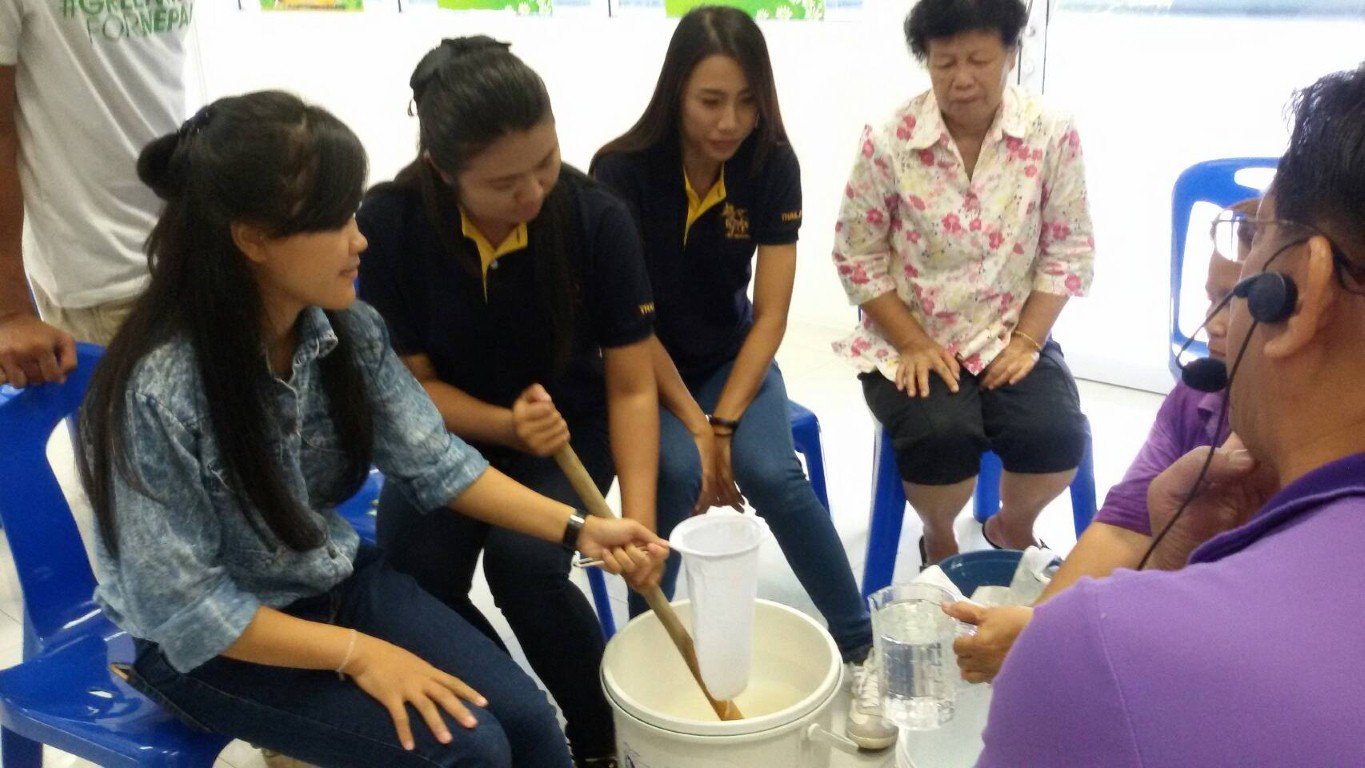 ต้อนรับคณะทหาร จากกองพันทหารสารวัตร สำนักงานปลัดกระทรวงกลาโหม สีกัน ดอนเมือง มาศึกษา และลงมือทำผลิตภัณฑ์ที่เป็นมิตรกับสิ่งแวดล้อม น้ำยาล้างจาน น้ำยาถูพื้น น้ำยาทำความสะอาดห้องน้ำ จากจุลินทรีย์อีเอ็มเปลือกมะนาว เปลือกสับประรด เลฯ ใช้ในสำนักงานกองพันทหารสาร