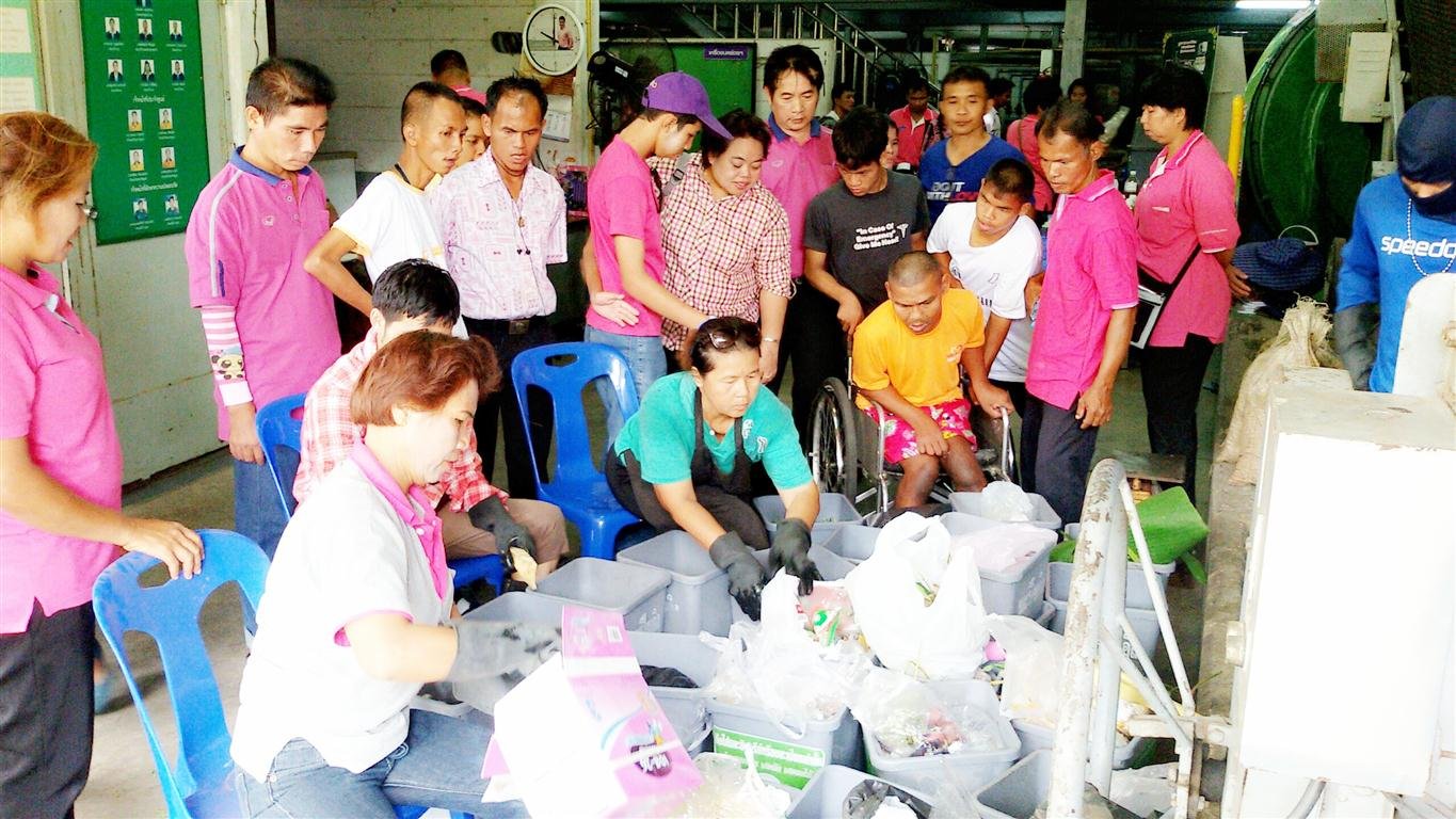 ศูนย์รีไซเคิลขยะชุมชนพบสุขต้อนรับณะศึกษาดูงาน จากสถาน สงเคราะห์ ปากเกร็ด (บ้าน นนท ภูมิ) 8 กรกฎาคม 2557