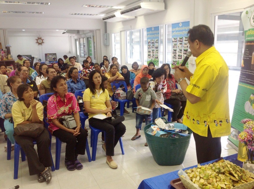 30 พ.ค. 2559 ต้อนรับคณะศึกษาดูงาน กศน .อ.ลาดบัวหลวง จังหวัดพระนครศรีอยุธยา นำประชาชนมาศึกษาดูงานที่ศุนย์รีไซเคิลชุมชนหมู่บ้านพบ เกี่ยวกับการจัดการขยะในชุมชน